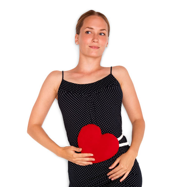 Model mit rotem Kissen auf Bauch